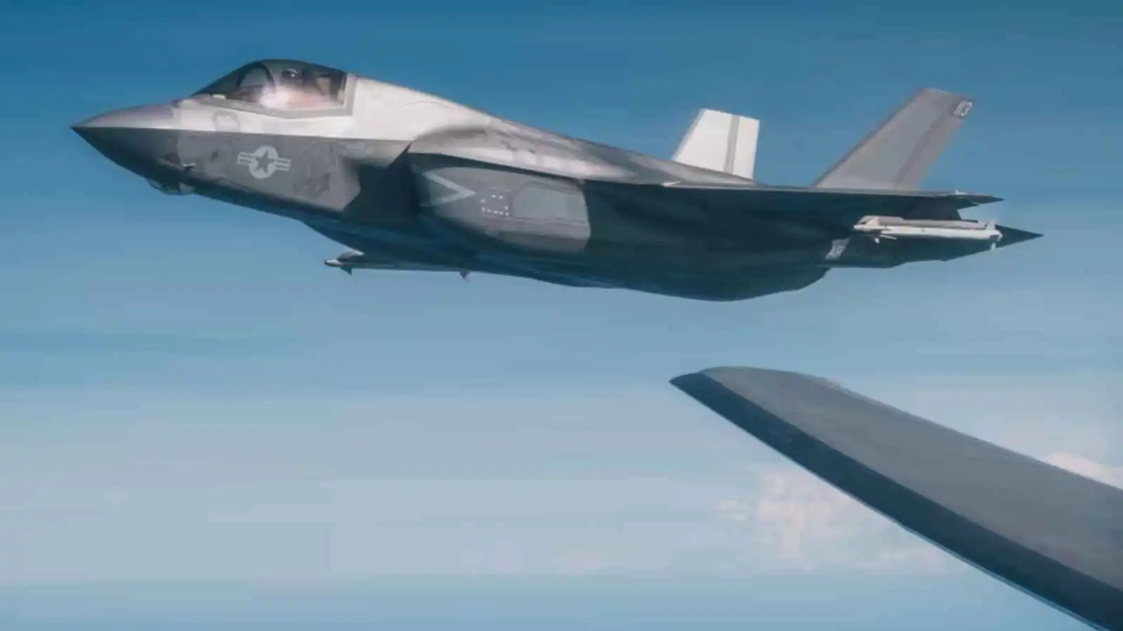 مقاتلة أمريكية تهبط اضطرارياً بعد تعرضها لمقذوفات