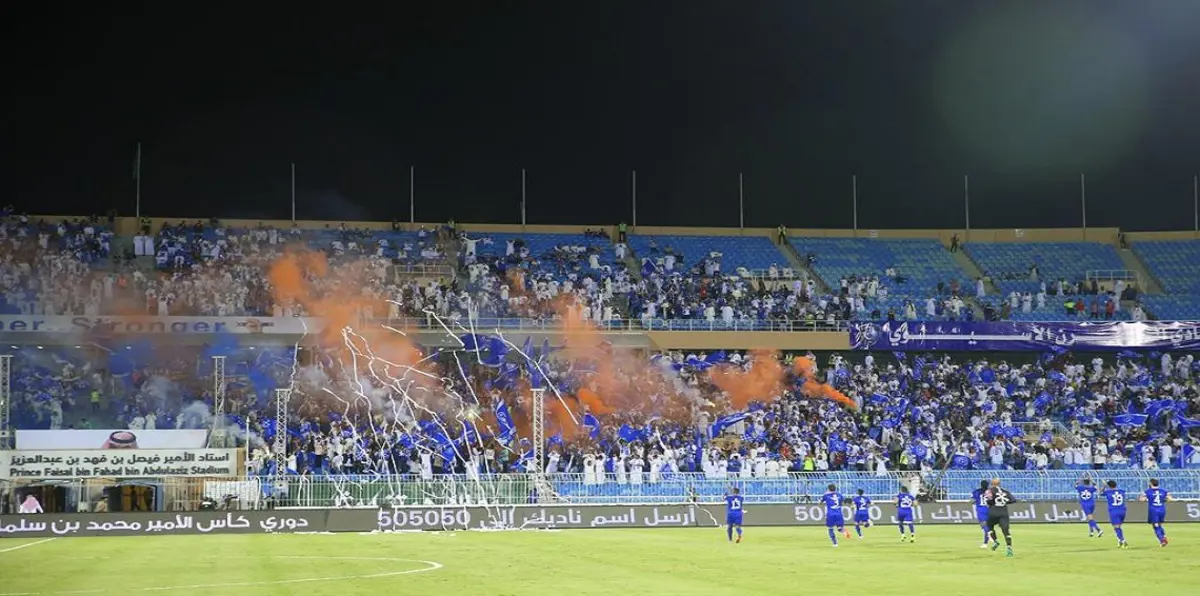 مباراة الهلال والاتفاق.. مشجعة سعودية تحتضن زوجها بعد اختيارها للفوز بسيارة (فيديو)