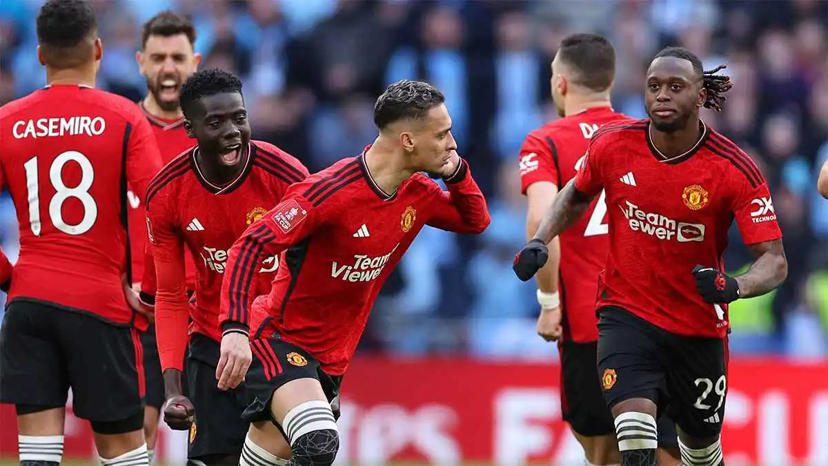 4 أندية تطلب نجم مانشستر يونايتد