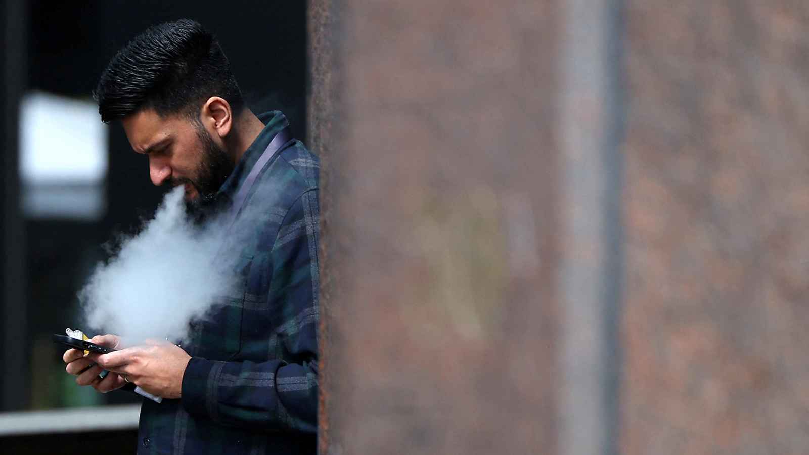 كسر الصيام بالتدخين "كارثة صحية".. إليك السبب