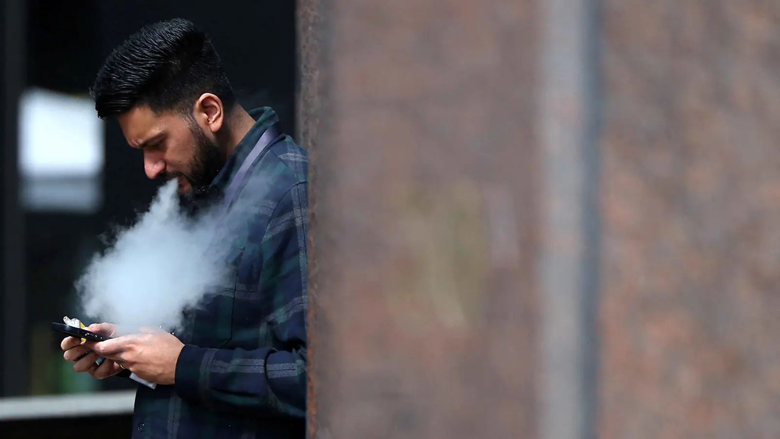 كسر الصيام بالتدخين "كارثة صحية".. إليك السبب