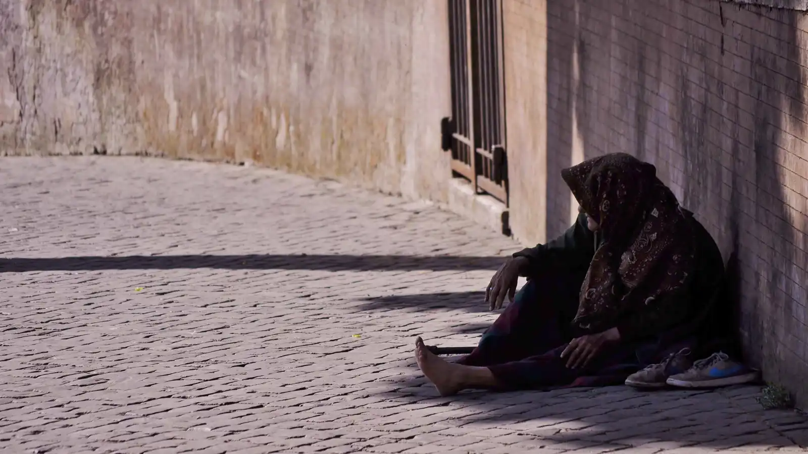 بأسطوانة غاز.. شاب يُنهي حياة والدته في مصر