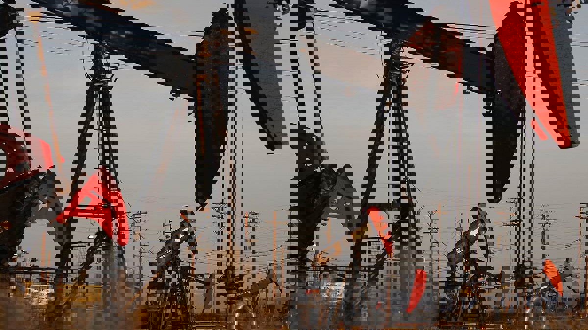 أسعار النفط تصعد أكثر من 1% لكنها تتجه لأول هبوط سنوي منذ 2015