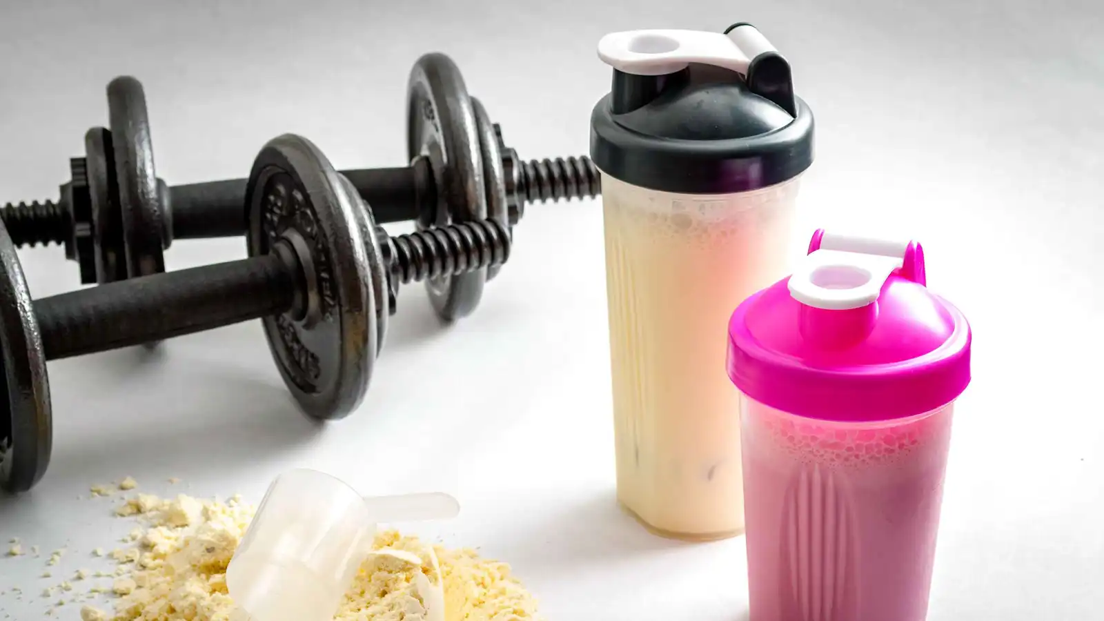 بروتين مصل اللبن.. أيهما أفضل المعزول أم المركز؟