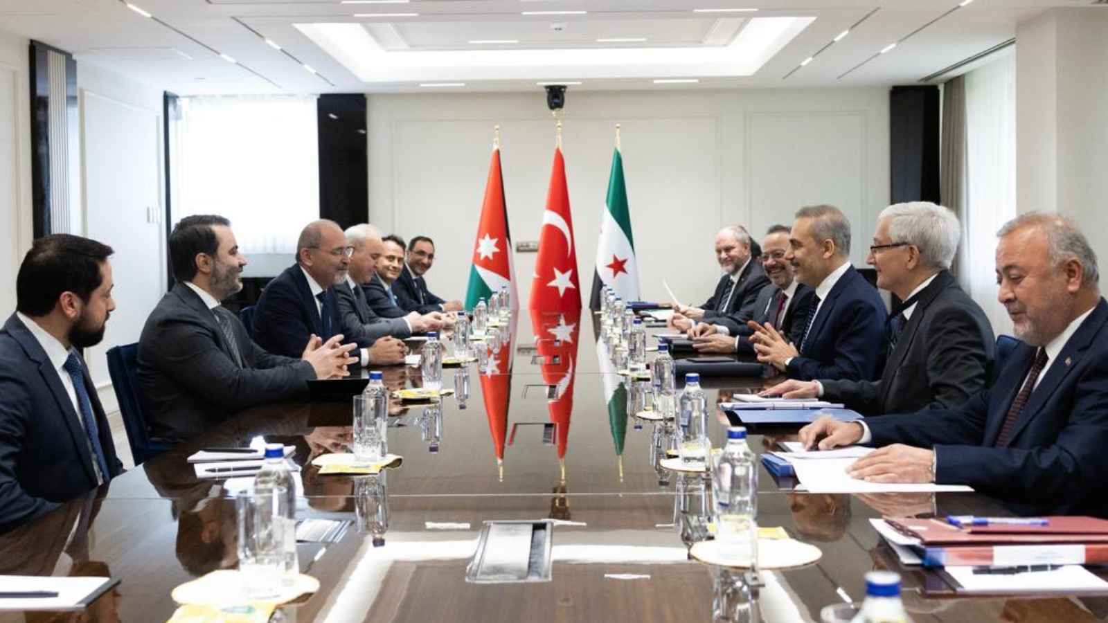 وزراء خارجية 3 دول يطالبون إسرائيل بوقف هجماتها على سوريا