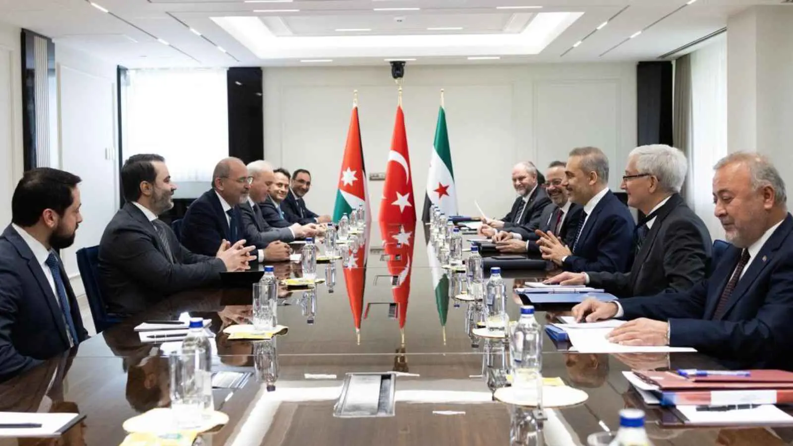 وزراء خارجية 3 دول يطالبون إسرائيل بوقف هجماتها على سوريا