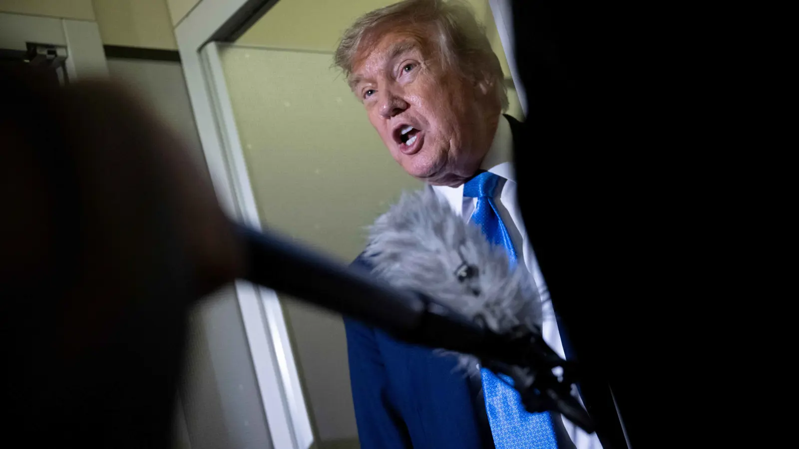 ترامب يدعو طهران إلى "استسلام غير مشروط".. ويلوّح باغتيال خامنئي