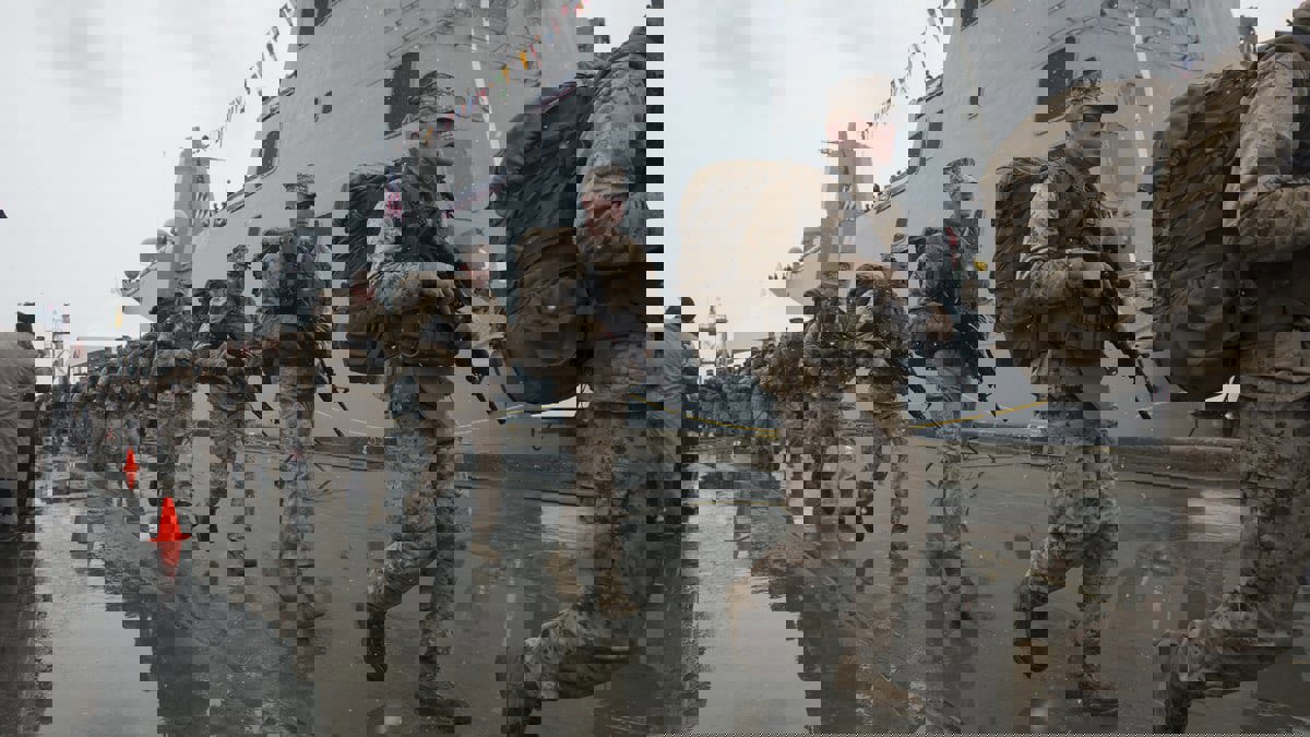 رغم أزمة البلدين مع كورونا.. تحركات وتوترات أمريكية إيرانية تنذر بمواجهة محتملة