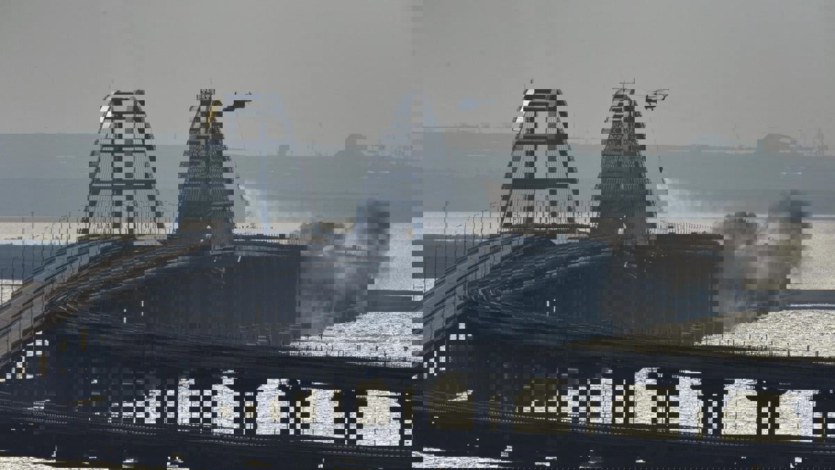 بعد تضرره من انفجار.. بوتين يأمر بتعزيز الأمن لجسر القرم