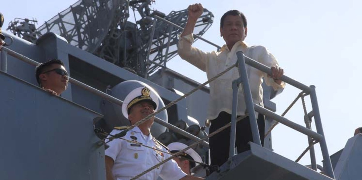 بالصور.. الرئيس الفلبيني يزور سفينة حربية لروسيا "الحليفة الجديدة"