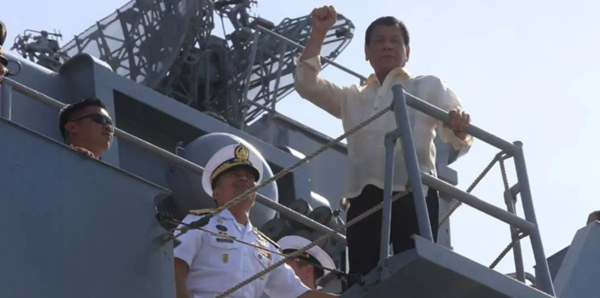 بالصور.. الرئيس الفلبيني يزور سفينة حربية لروسيا "الحليفة الجديدة"