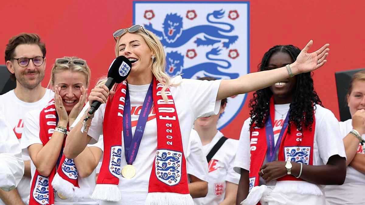 نجمة منتخب إنجلترا تعتذر بعد لفظ خارج على الهواء (صورة)