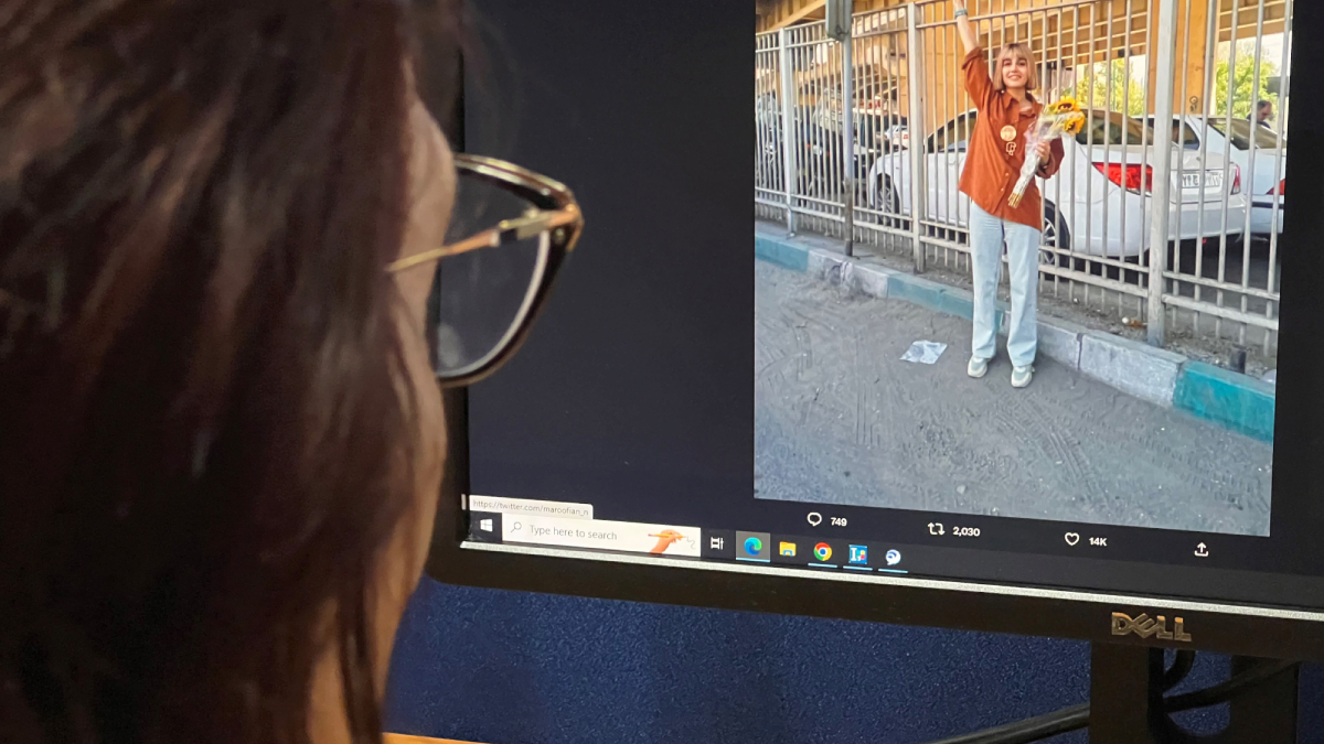 إيران.. الإفراج عن صحافية أجرت مقابلة مع والد 
مهسا أميني