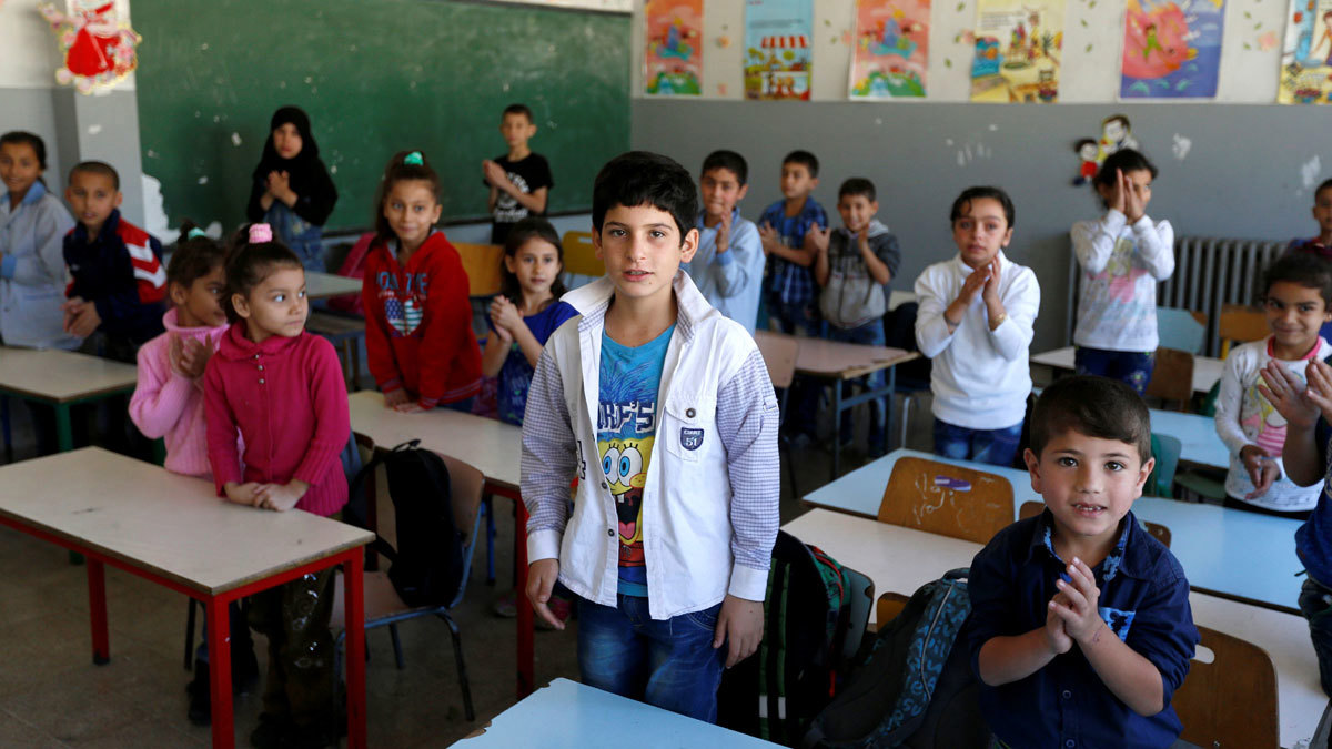 كاريكاتير "عنصري" عن مدارس لبنان "المكتظة بالغرباء" يثير جدلًا بمواقع التواصل 