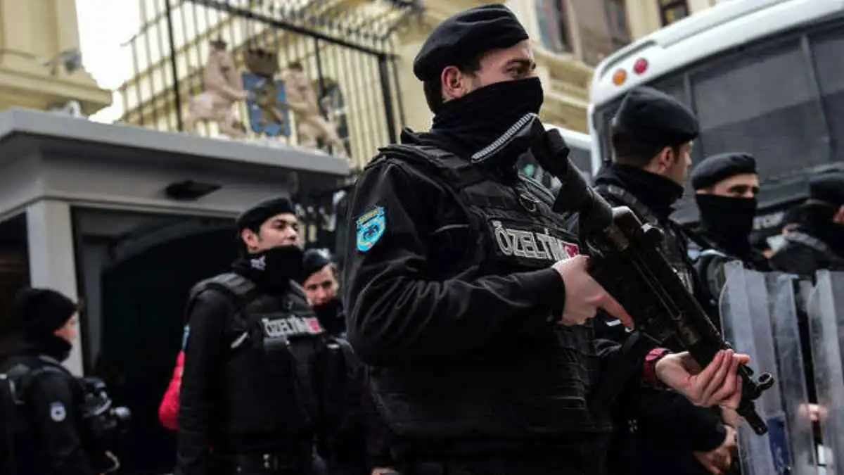 تركيا.. إصابة 7 أشخاص بإطلاق نار داخل مدرسة (فيديو)