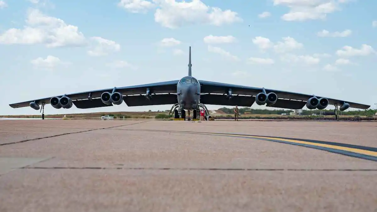 تزامناً مع  بدء المفاوضات في عُمان ..إقلاع قاذفات أمريكية باتجاه الشرق الأوسط