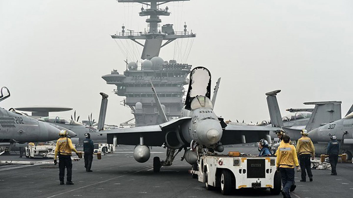 كورونا يجبر البحرية الأمريكية على إخلاء حاملة الطائرات روزفلت من طاقمها