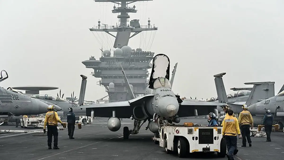 كورونا يجبر البحرية الأمريكية على إخلاء حاملة الطائرات روزفلت من طاقمها