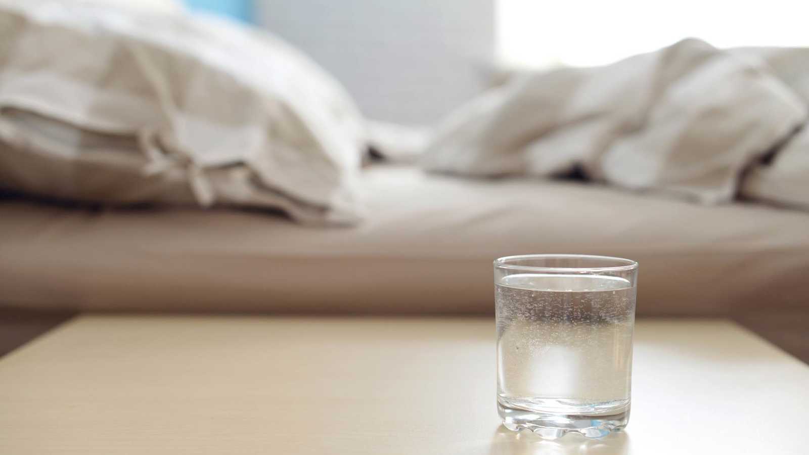 كوب الماء بجوار السرير.. عادة شائعة قد تضر بصحتك
