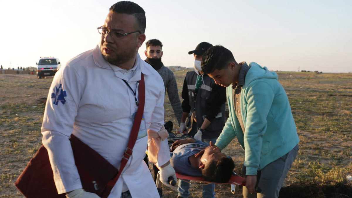 إصابة عشرات الفلسطينيين برصاص الجيش الإسرائيلي على حدود غزة