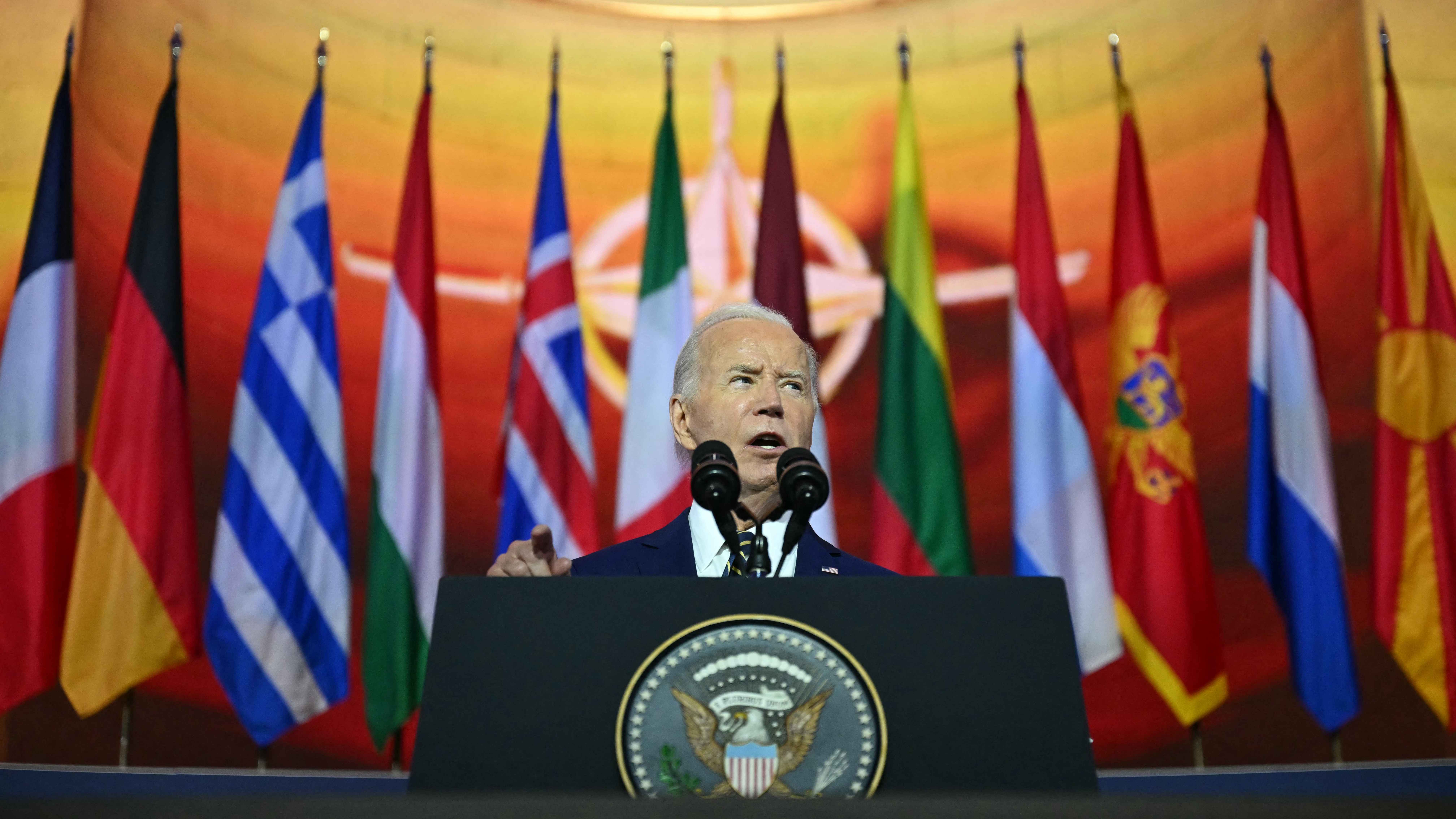 بايدن ينجو من زلة جديدة في قمة الناتو.. كيف؟