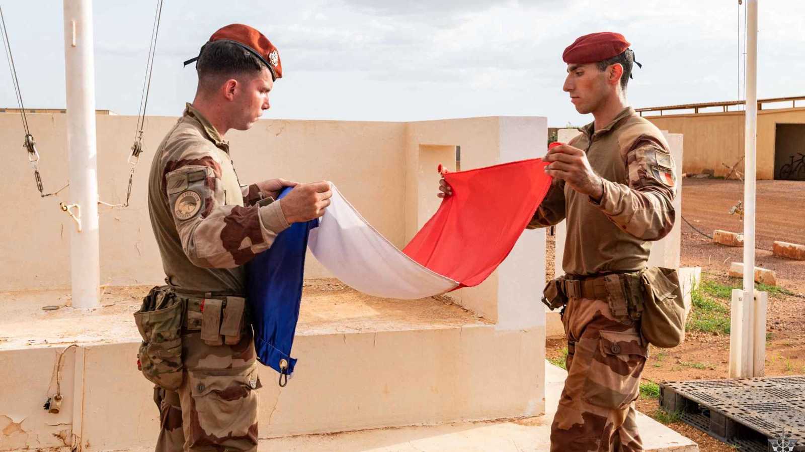 فرنسا تقلص موظفيها الدبلوماسيين في مالي بسبب الوضع الأمني