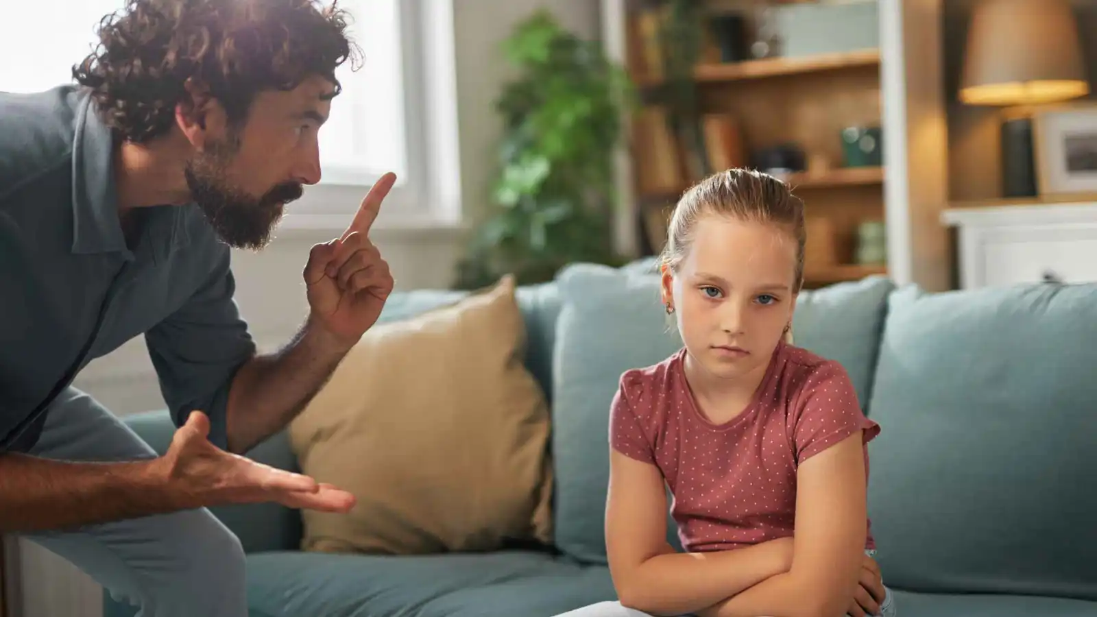 "الأدلتية".. تمييز يمارسه الكبار ضد الأطفال باسم التربية