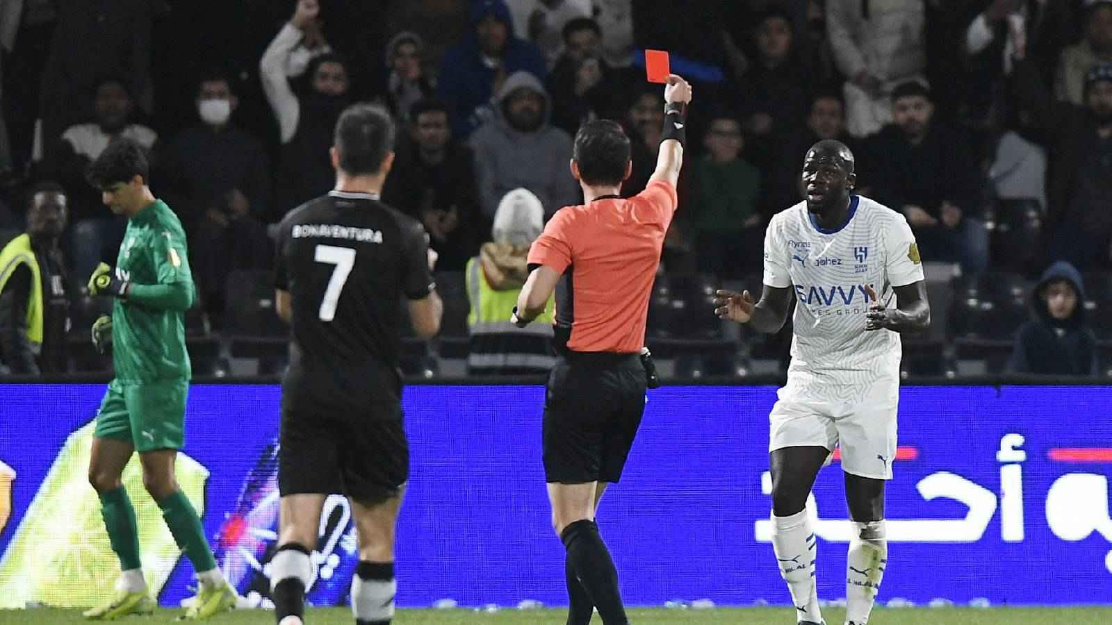 أثار غضب الجماهير.. كوليبالي يورط الهلال أمام الشباب (فيديو)