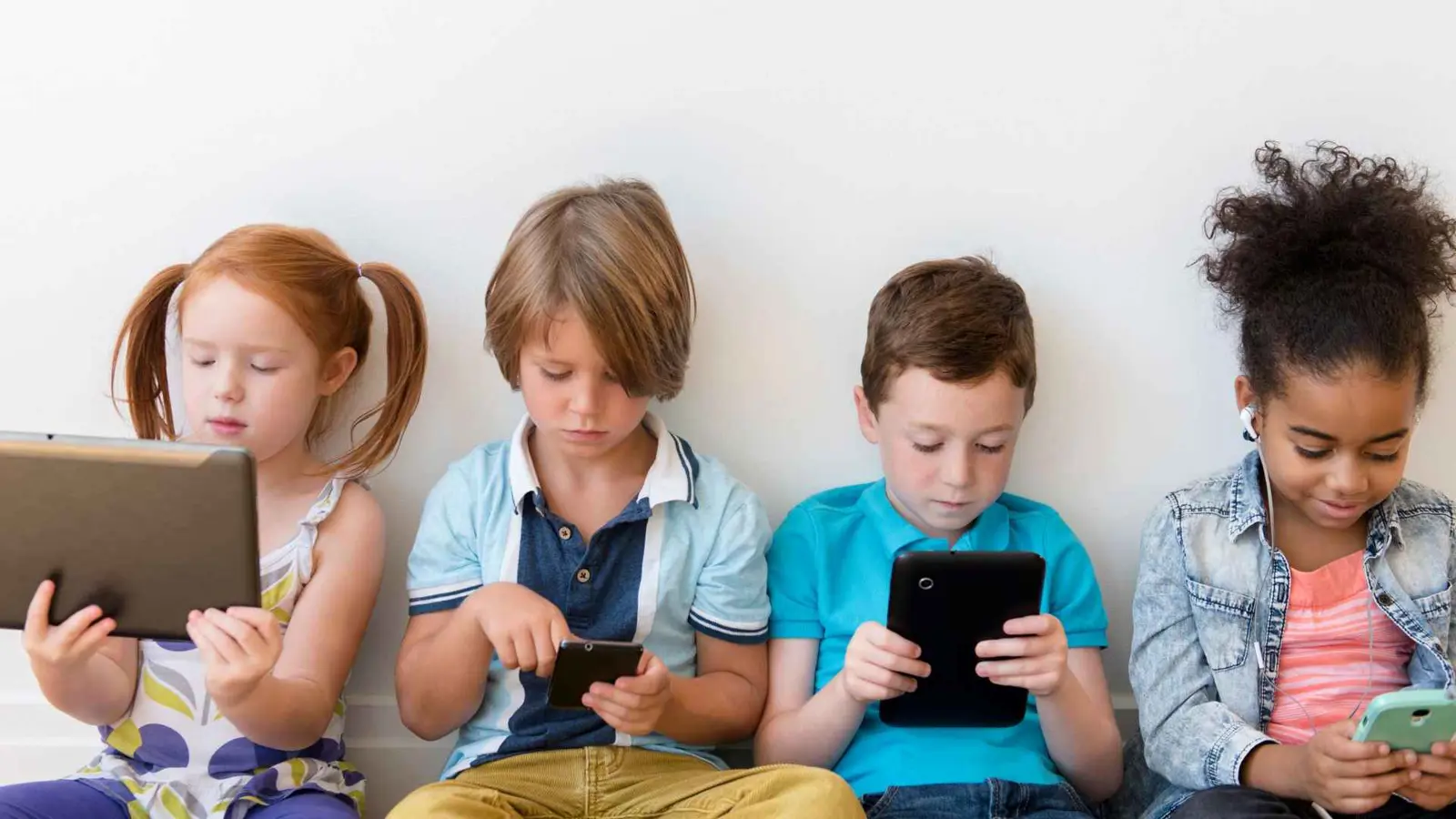 قبل سن المدرسة.. خبراء يطالبون بحظر استخدام الأطفال للشاشات