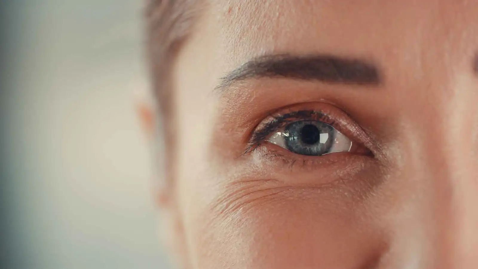 تجاعيد حول العينين.. دليل السعادة أم تقدم العمر؟