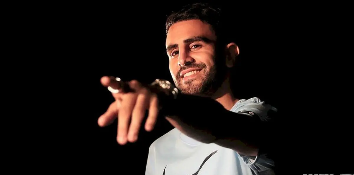 والدة رياض محرز تحرجه بقبلة مفاجئة أمام الكاميرات (فيديو)