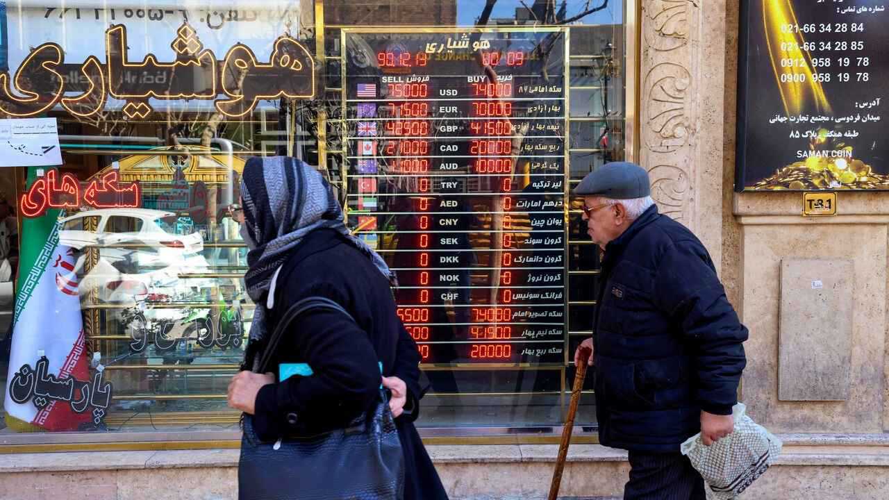 انهيار العملة وشحّ المياه.. أزمة مركبة تجرّ إيران نحو المجهول