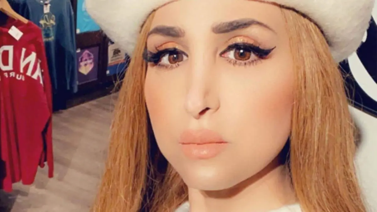 هند القحطاني تكشف عن رسالة ولوحات "مسيئة" من "معجب"