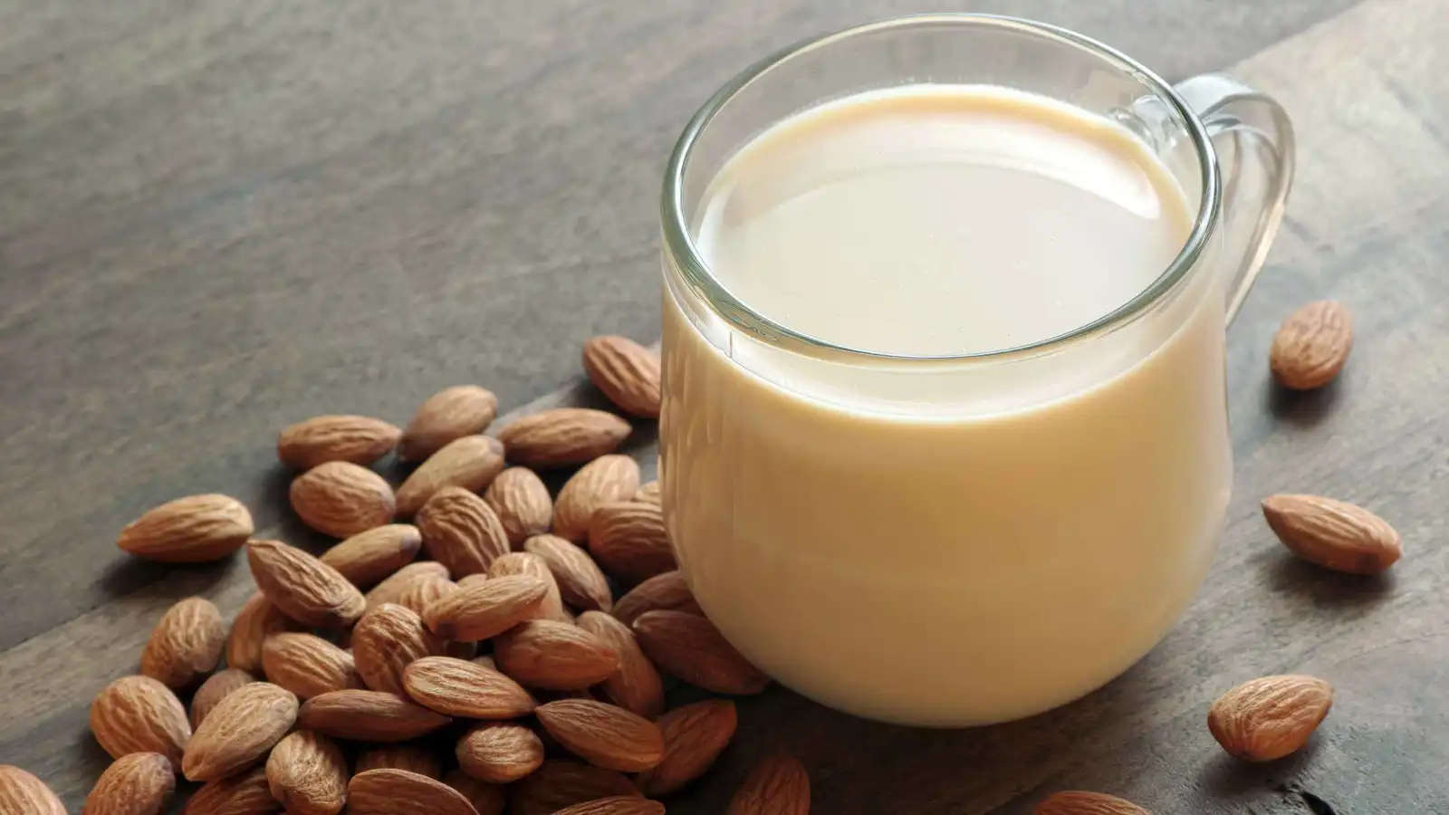 تحذيرات من استهلاك الأطفال لمشروبات اللوز والصويا