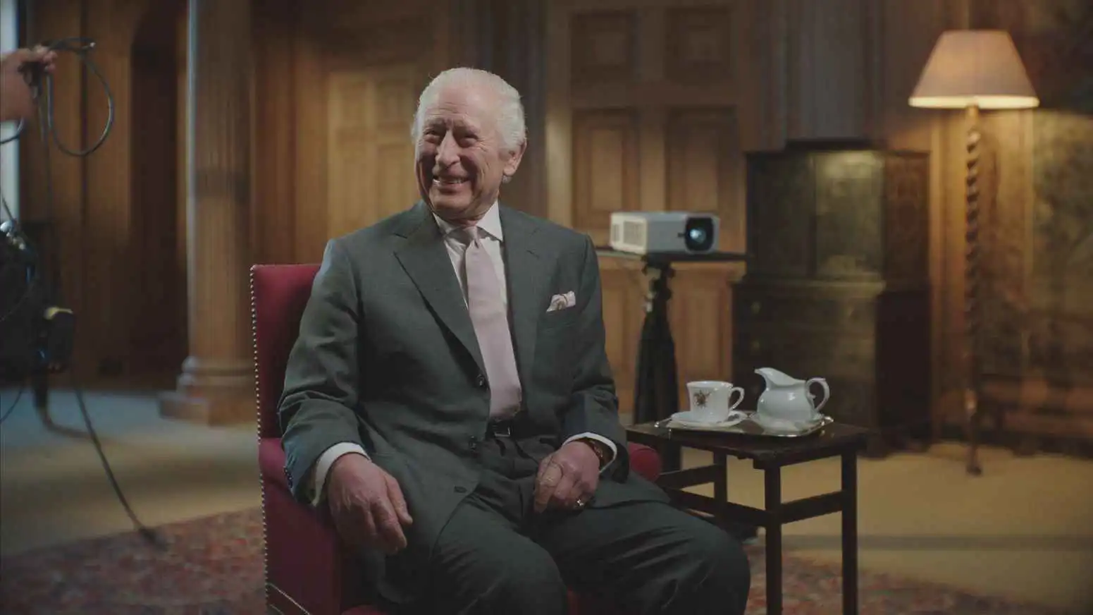 يتحدث إلى النبات.. الملك تشارلز بطل فيلم على أمازون (فيديو)