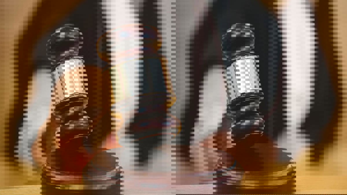 مستغلاً هوية توأمه.. مسن يمارس الاحتيال للحصول على منح حكومية