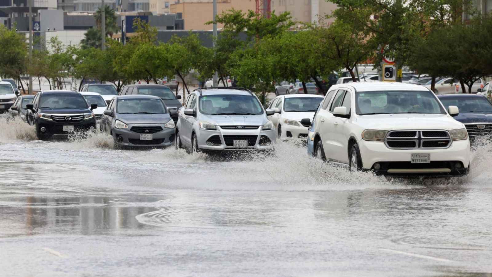 السعودية.. تحذير من السيول والعواصف الرعدية