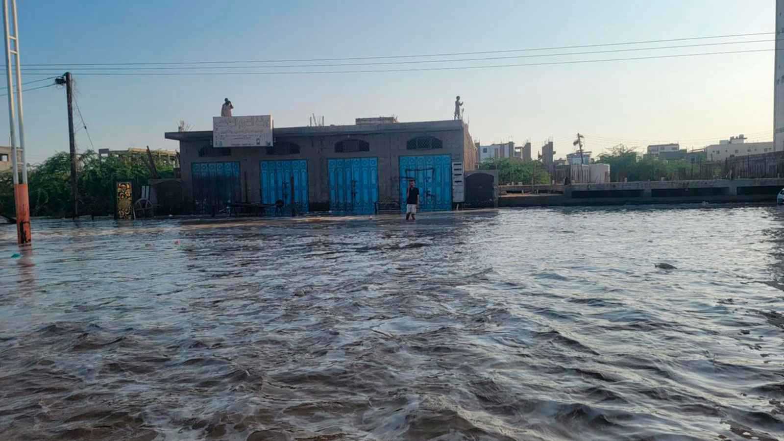 مصرع 8 أشخاص جراء سيول جارفة شمال وشرق اليمن (صور وفيديو)