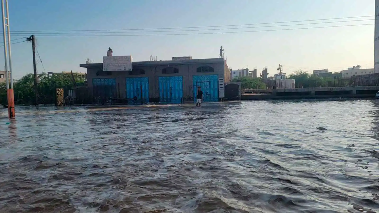 مصرع 8 أشخاص جراء سيول جارفة شمال وشرق اليمن (صور وفيديو)