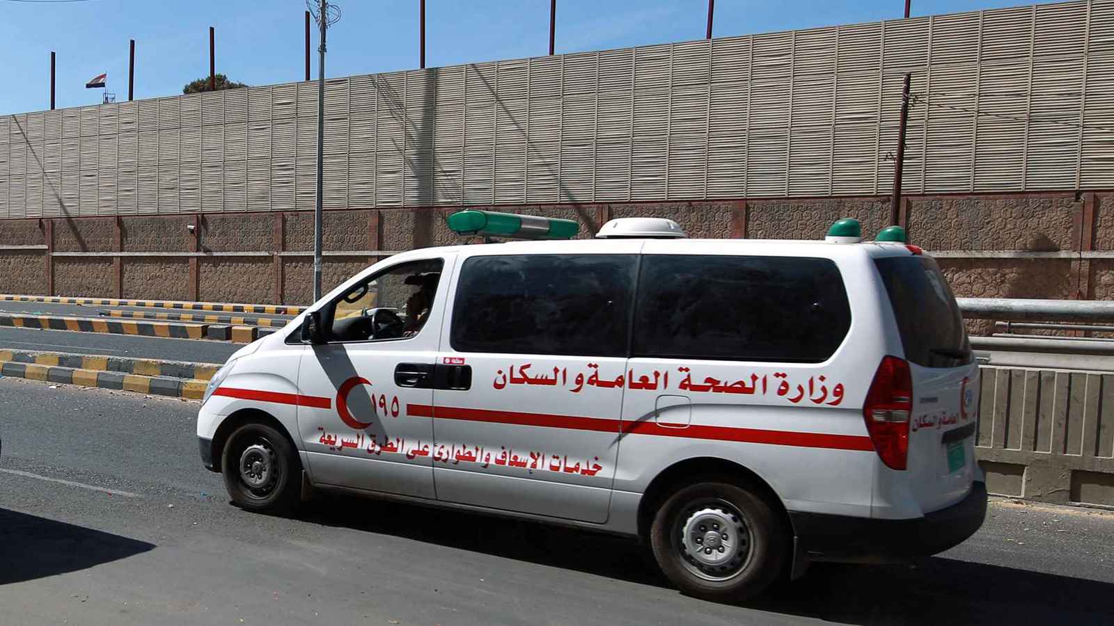 اليمن.. حادث تصادم "مروع" بين حافلتين يوقع عشرات الضحايا (فيديو)