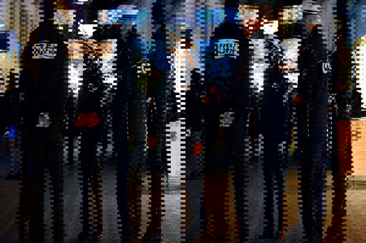 بسبب نقص في الزي.. ضباط الشرطة الألمانية يظهرون "دون سراويل"