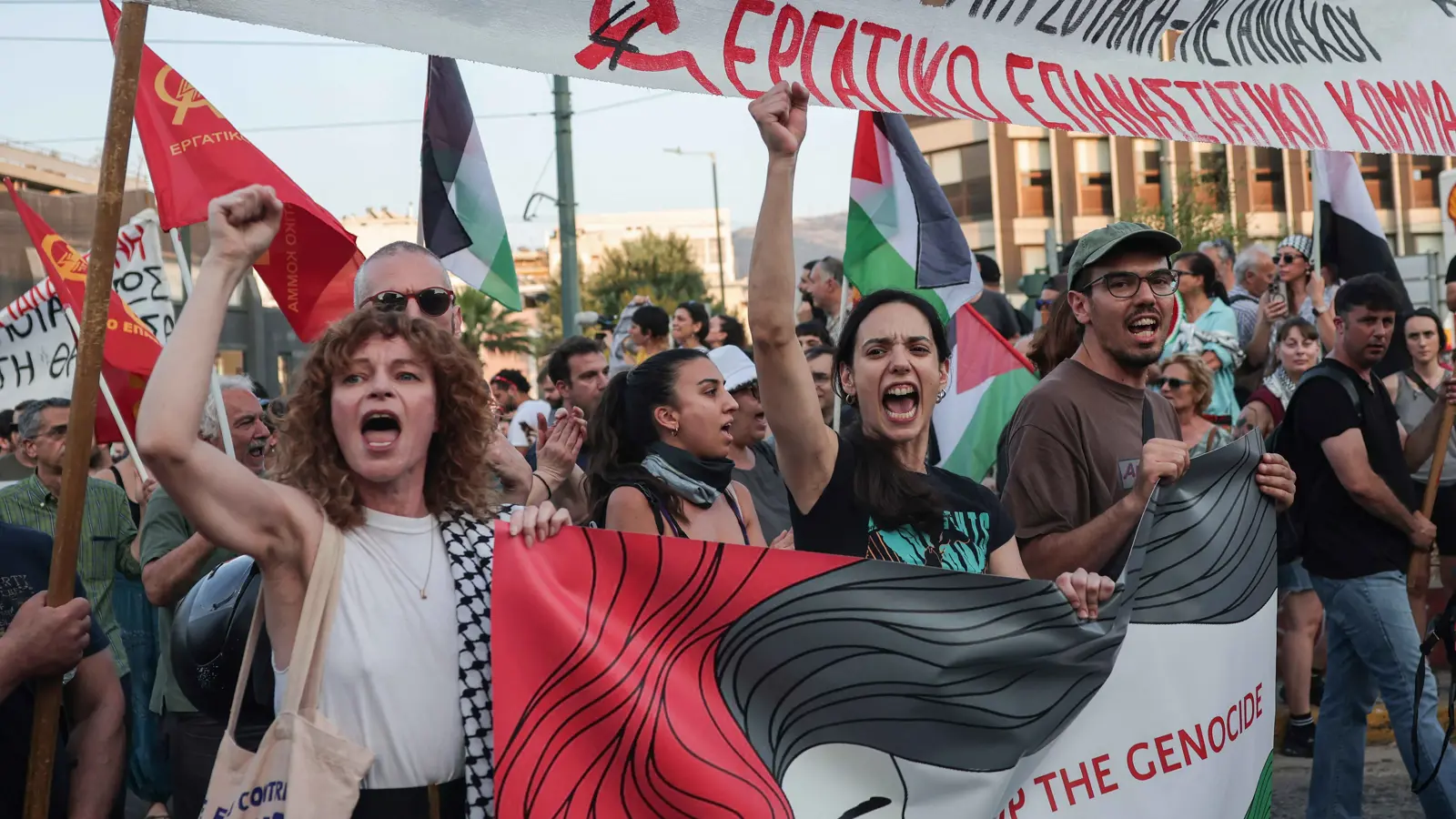 محتجون مناهضون للحرب ينظمون مسيرة في أثينا