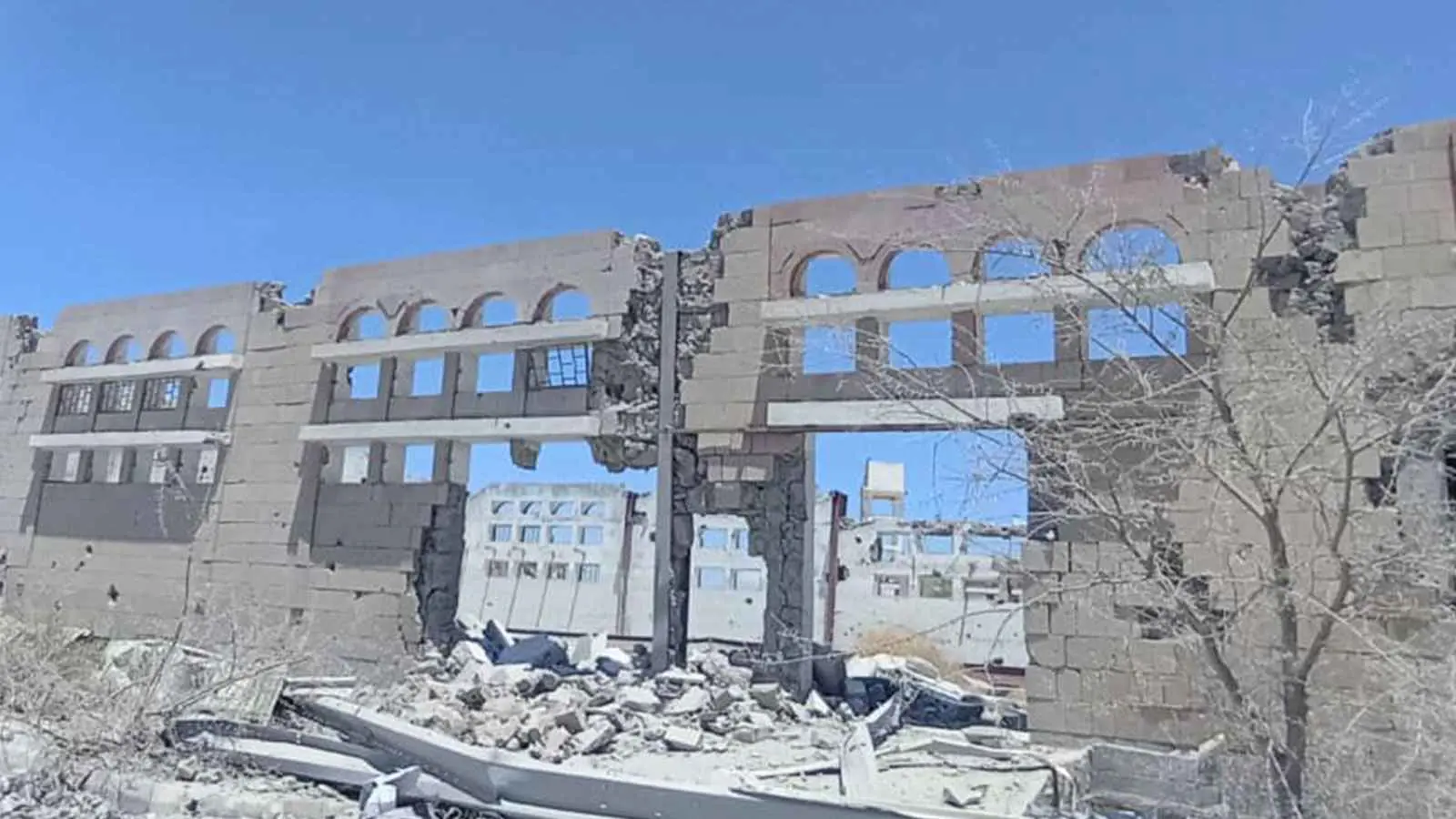 ضربات واشنطن تُحدث دمارًا كليًا بـ"المعهد المهني" وسط اليمن (صور)