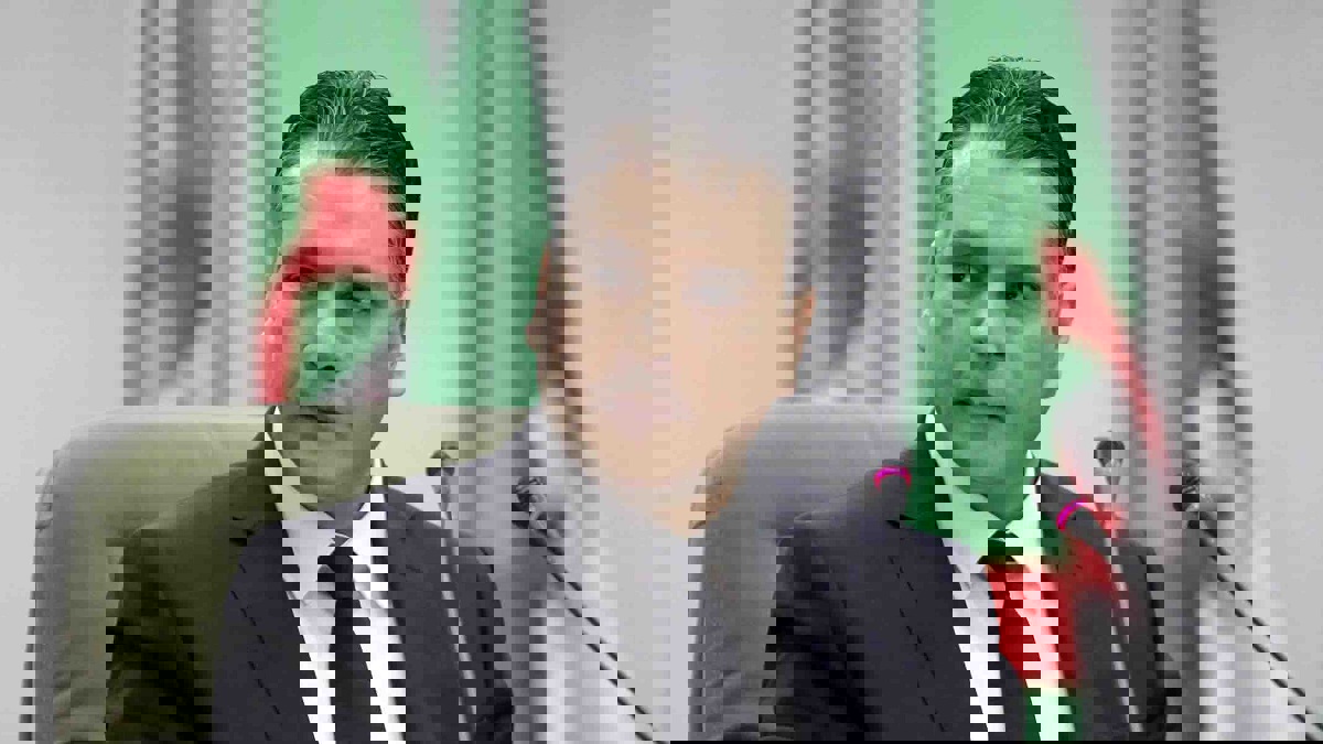 الجزائر.. حزب بوتفليقة يحيل رئيس البرلمان إلى لجنة الانضباط