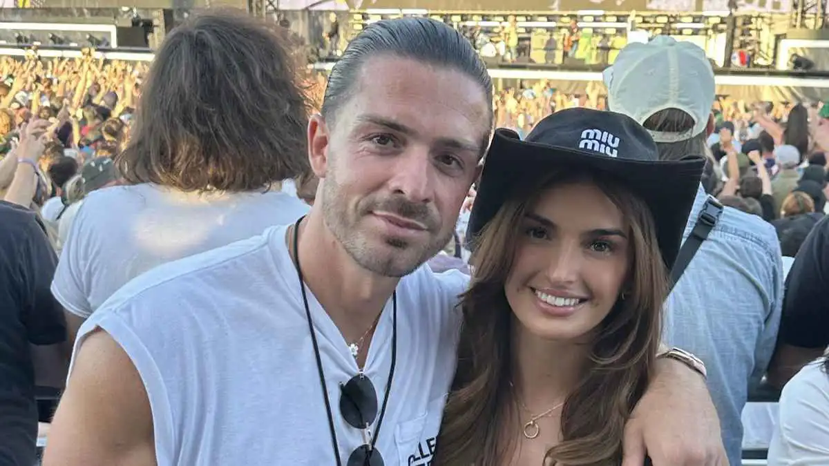 6 صور مثيرة من إجازة نجم مانشستر سيتي وصديقته (شاهد)