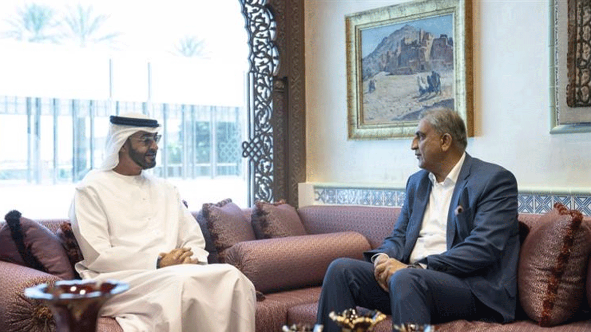 ولي عهد أبوظبي يبحث مع قائد الجيش الباكستاني تعزيز التعاون العسكري