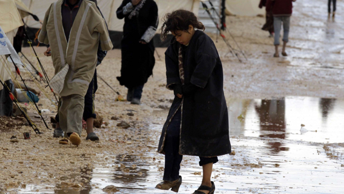 اللاجئون السوريون يتجمدون من البرد في مخيمات تغمرها المياه بلبنان