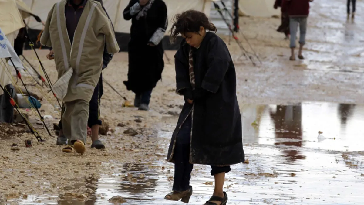 اللاجئون السوريون يتجمدون من البرد في مخيمات تغمرها المياه بلبنان