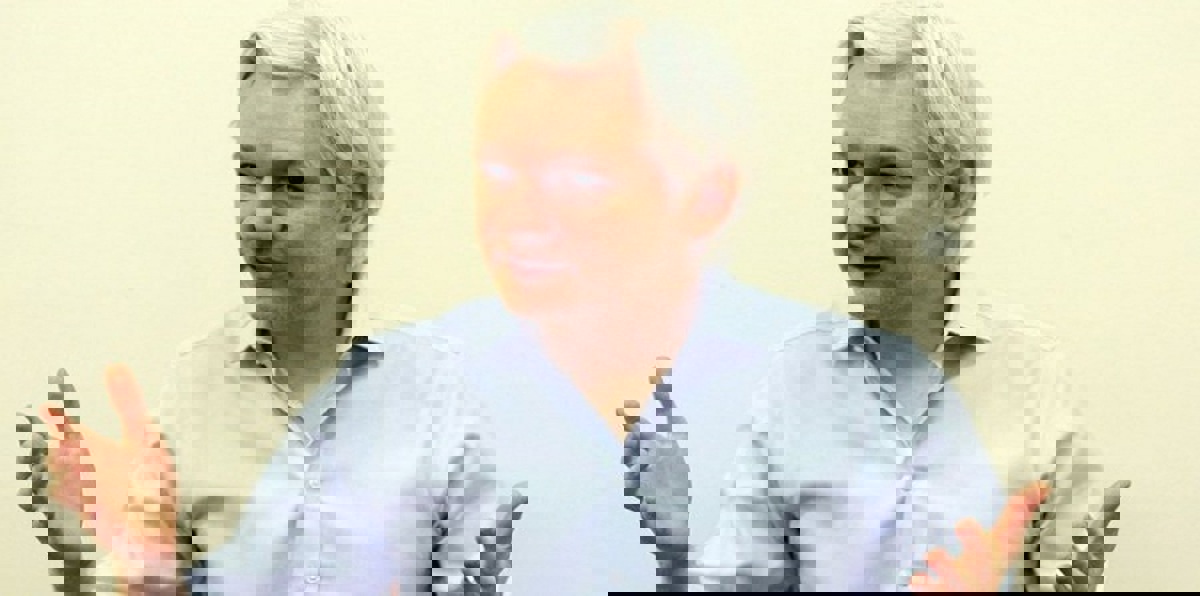 أسانغ: ويكيليكس سينشر معلومات مهمة تتعلق بحملة كلينتون‎ الانتخابية