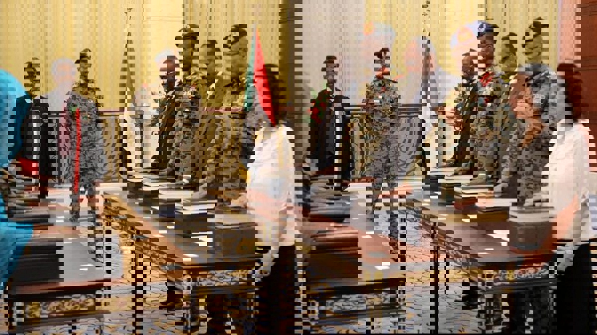 سيارات أعضاء المجلس السيادي الفارهة تُثير جدلًا في السودان